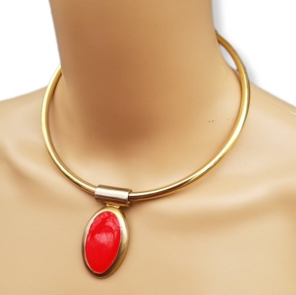 VINTAGE MODERNIST STATEMENT GOLDTONE COLLAR NECKLACE WITH RED ENAMEL PENDANT - Picture 2 of 7